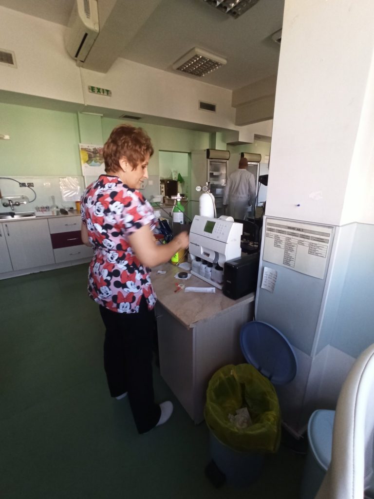 клинична лаборатория снимка на лекар